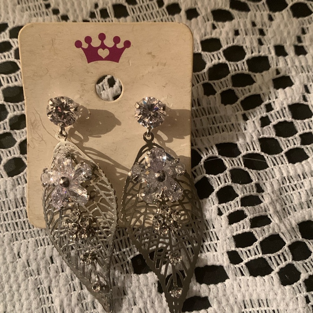 Silver Tone Earrings Very Pretty Would Be Pretty For Prom!     #010